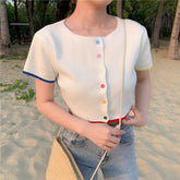 Top corto de manga corta con cuello redondo y botones coloridos